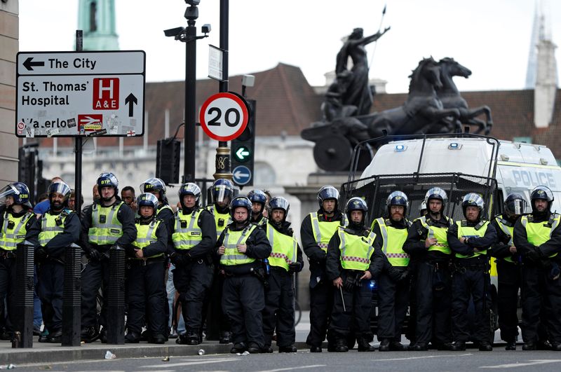 &copy; Reuters. ロンドンで極右集団が人種差別抗議デモや警官に暴力、首相は非難