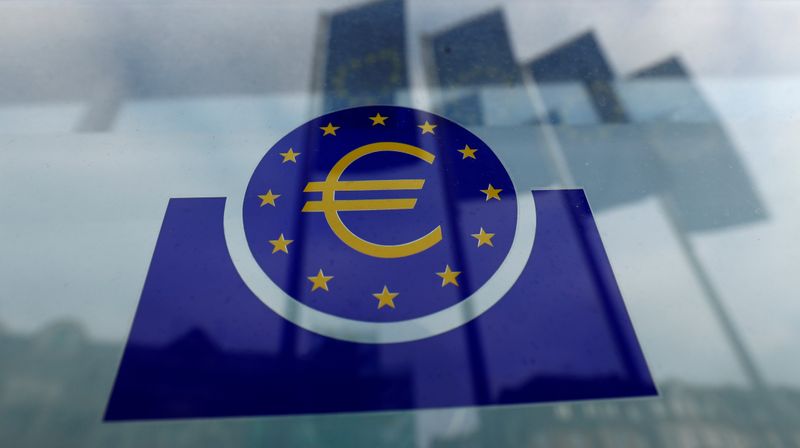 © Reuters. FILE PHOTO: The European Central Bank (ECB) logo is pictured before a news conference in Frankfurt