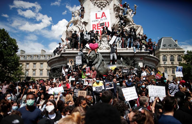 &copy; Reuters. パリで人種差別抗議デモ、機動隊が催涙ガス発射