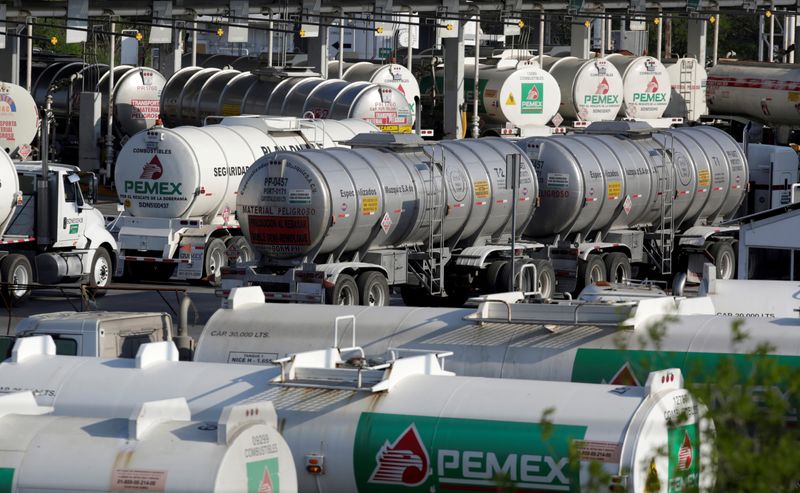 © Reuters. FILE PHOTO: General view shows Mexican state oil firm Pemex's Cadereyta refinery, in Cadereyta