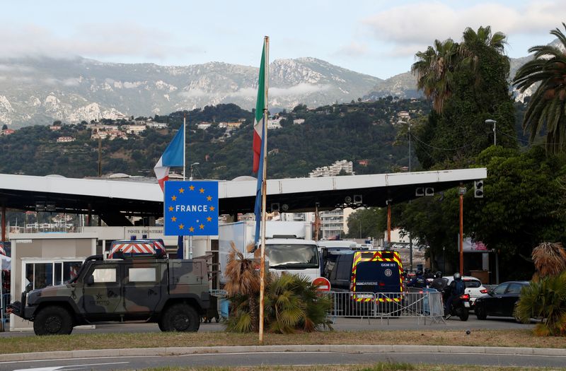 &copy; Reuters. El puesto de control fronterizo Saint-Ludovic en la frontera franco-italiana después de que Francia reabriera su frontera a los italianos en Menton, Francia, el 15 de junio de 2020
