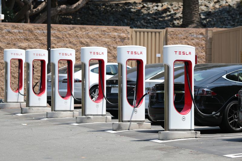 &copy; Reuters. A Tesla electric car supercharger station is seen in Los Angeles
