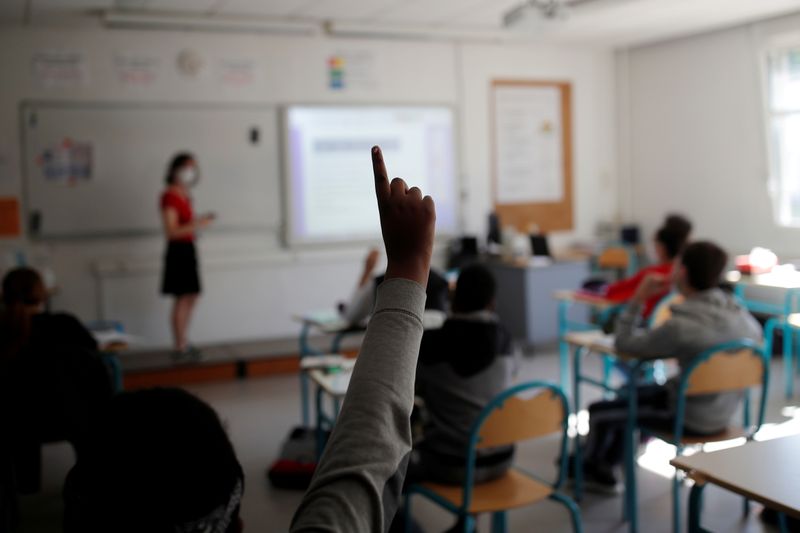 &copy; Reuters. LE PROTOCOLE SANITAIRE VA ÊTRE ALLÉGÉ DANS LES ÉCOLES EN FRANCE, SELON BLANQUER