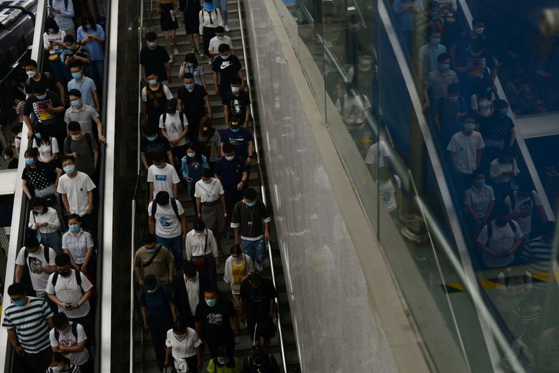 &copy; Reuters. Personas con mascarillas caminan dentro de una estación de metro durante la hora punta de la mañana en Pekín, China, el 15 de junio de 2020