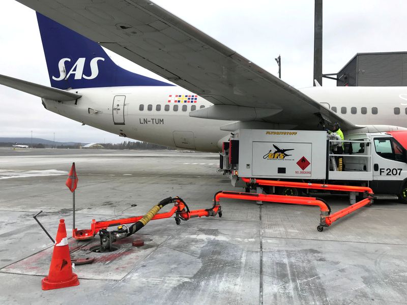 &copy; Reuters. FILE PHOTO: A Scandinavian Airlines (SAS) plane is refuelled at Oslo Gardermoen airport