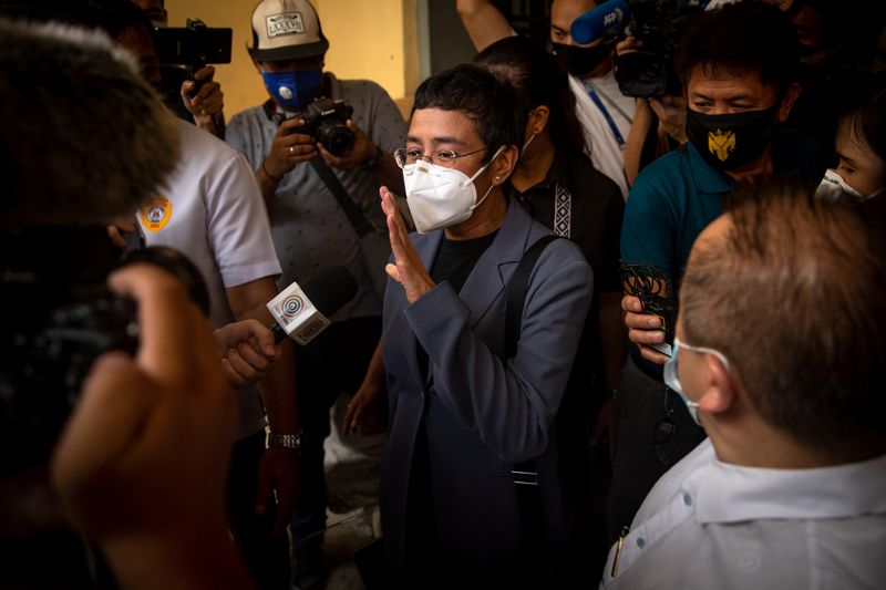 © Reuters. Maria Ressa, CEO del sitio web de noticias filipino Rappler, habla con los medios de comunicación tras ser declarada culpable de difamación cibernética, en Manila (Filipinas), el 15 de junio de 2020