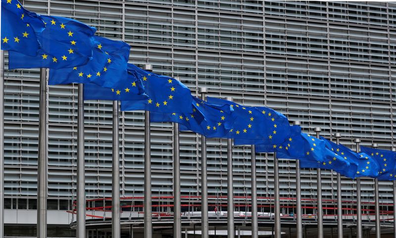 &copy; Reuters. FOTO DE ARCHIVO: Las banderas de la Unión Europea ondean frente a la sede de la Comisión Europea en Bruselas, Bélgica, el 5 de junio de 2020