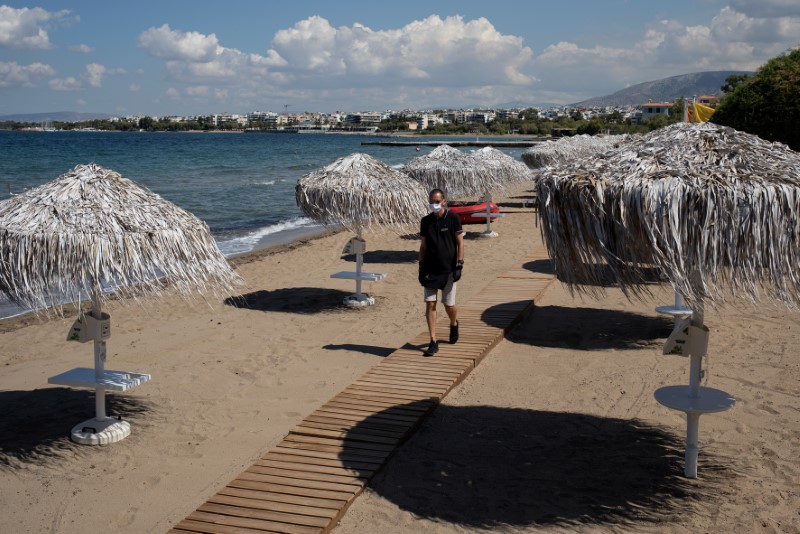 &copy; Reuters. اليونان تستقبل زوارها الأجانب وتبدأ موسم السياحة الصيفية