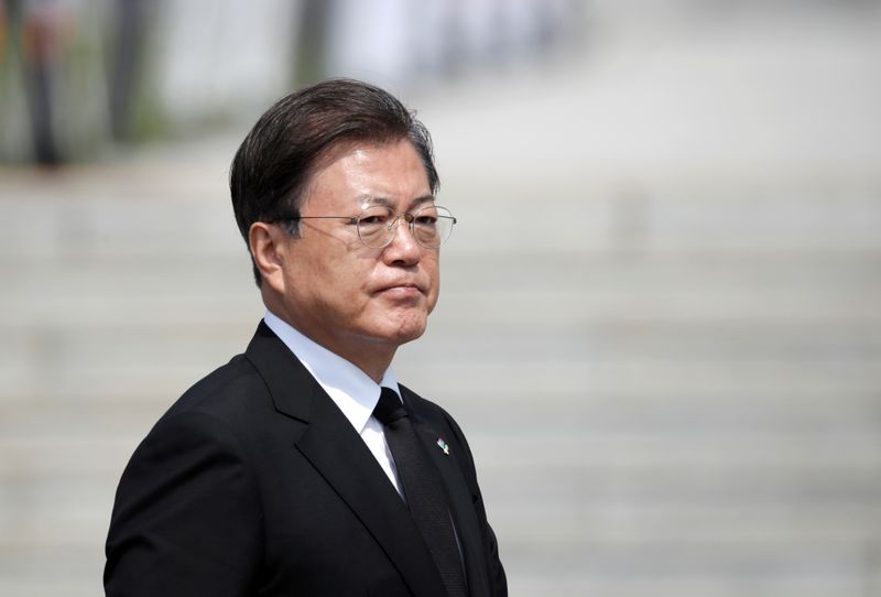 &copy; Reuters. FOTO DE ARCHIVO: El presidente de Corea del Sur, Moon Jae-in, llega para una ceremonia en el cementerio nacional de Daejeon, Corea del Sur, el 6 de junio de 2020