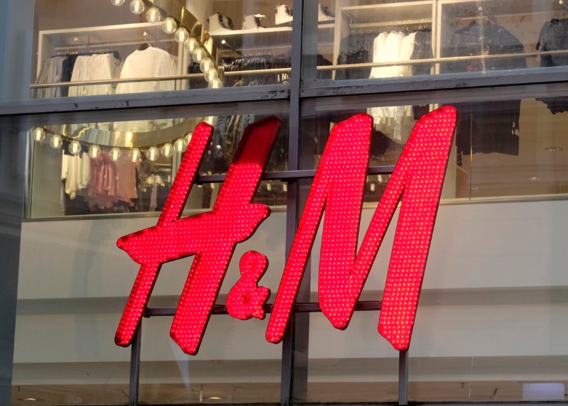 © Reuters. Логотип H&M на магазине в Риге