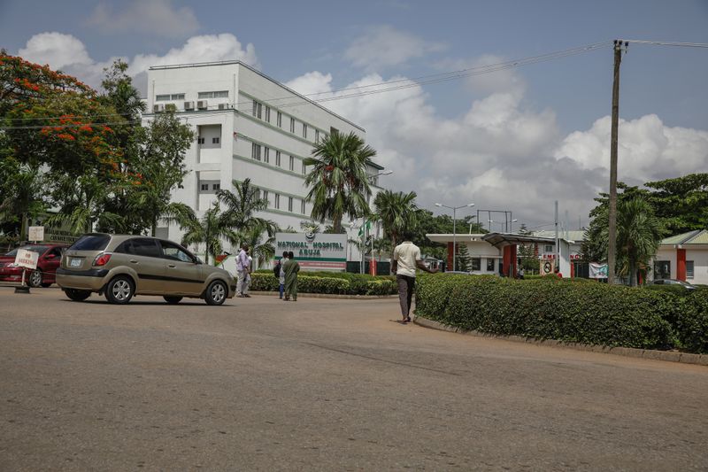   © Reuters. Las personas ingresan en el hospital nacional después de que comienza una huelga médica, ya que la infección con la enfermedad por coronavirus (COVID-19) en Abuja continúa aumentando 