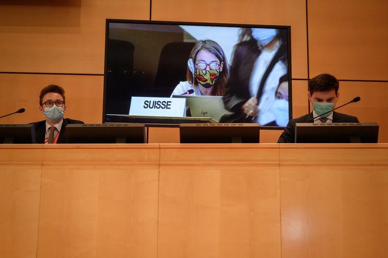 © Reuters. Delegados, con mascarillas protectoras en la reanudación de una sesión del Consejo de Derechos Humanos de las Naciones Unidas en Ginebra, Suiza