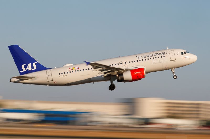 &copy; Reuters. FILE PHOTO: A SAS Airbus A320 airplane takes off from the airport in Palma de Mallorca