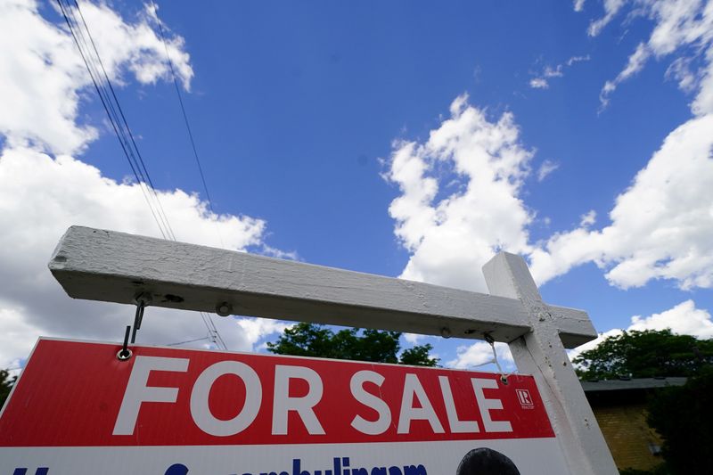 &copy; Reuters. FILE PHOTO: &apos;For Sale&apos; sign is pictured in the front yard of a house in Toronto