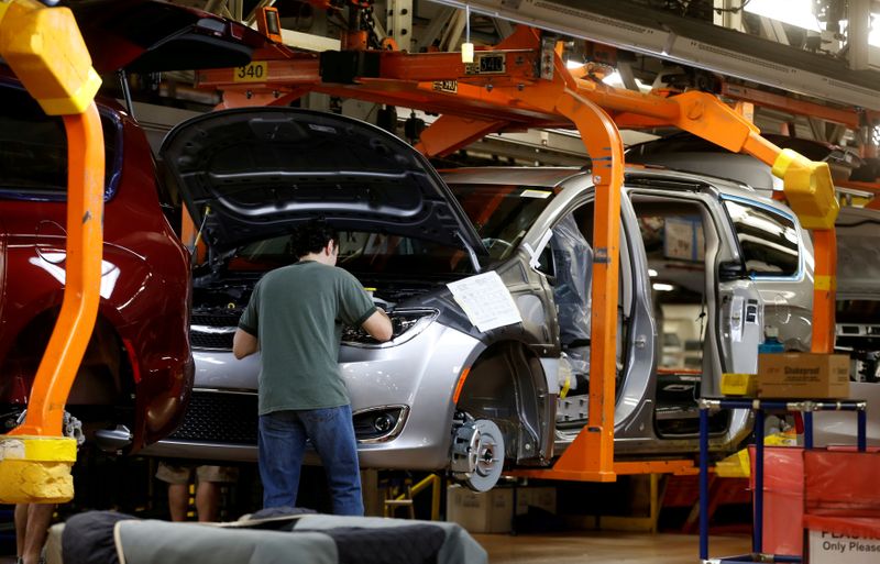 © Reuters. FILE PHOTO: The 2019 Chrysler Pacifica minivans move down the assembly line the FCA Windsor Assembly plant in Windsor