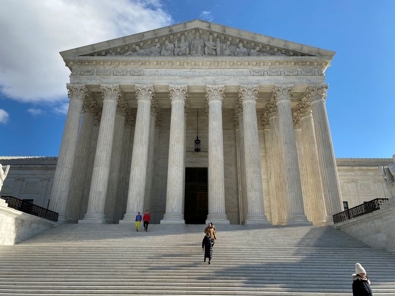 © Reuters. FILE PHOTO: The buliding of the U.S. Supreme Court is pictured in Washington