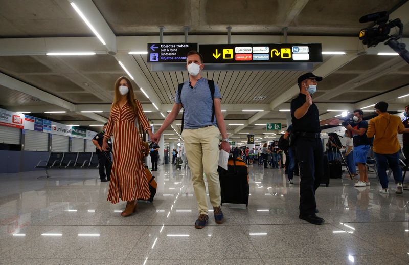 &copy; Reuters. CORONAVIRUS: DES TOURISTES ALLEMANDS DÉBARQUENT À MAJORQUE POUR UN PROJET PILOTE