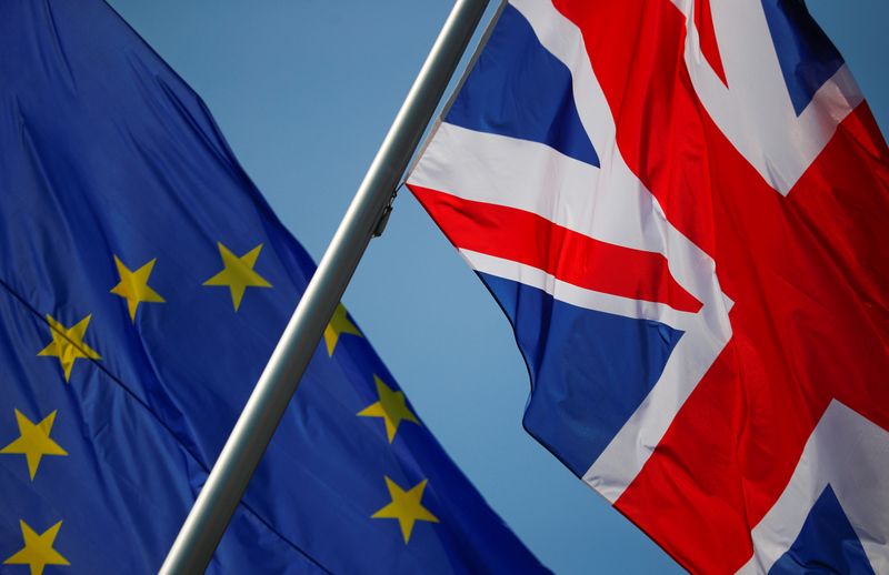 &copy; Reuters. FOTO DE ARCHIVO: Las banderas de la Unión Europea y el Reino Unido ondean frente a una cancillería antes de la visita de la Primera Ministra Británica Theresa May en Berlín, Alemania, el 9 de abril de 2019
