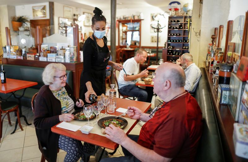 &copy; Reuters. Restaurantes de Paris reabrem salões internos