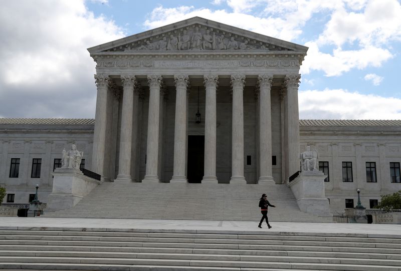 &copy; Reuters. المحكمة العليا الأمريكية ترفض النظر في قضايا تنطوي على دفاع مثير للجدل