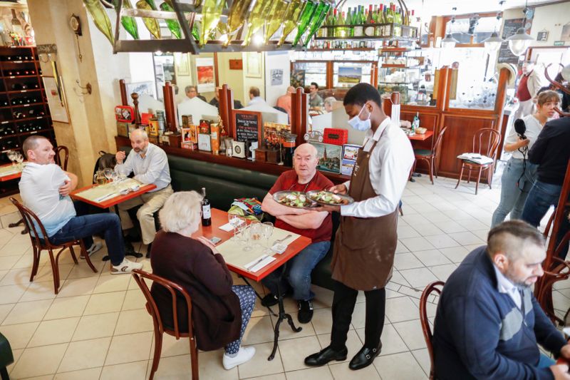 &copy; Reuters. فرنسا تعيد فتح جميع مطاعم باريس والحذر يسود الأجواء