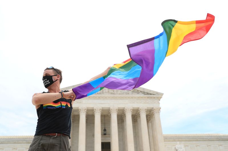 &copy; Reuters. Joseph Fons com bandeira do orgulho gay em frente ao prédio da Suprema Corte dos EUA