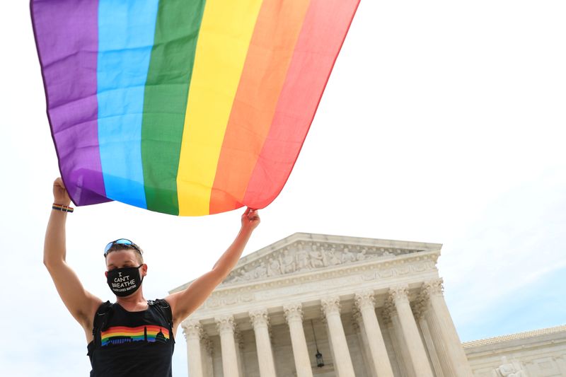 © Reuters. U.S. Supreme Court rules that a federal law banning workplace discrimination also covers sexual orientation in Washington