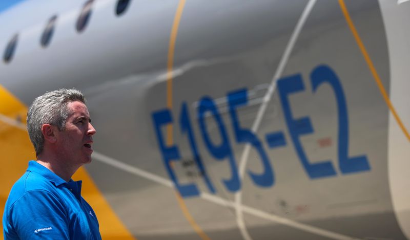 © Reuters. John Slattery, chefe da unidade de aviação comercial da Embraer, durante lançamento do jato E195-E2 em São José dos Campos (SP)