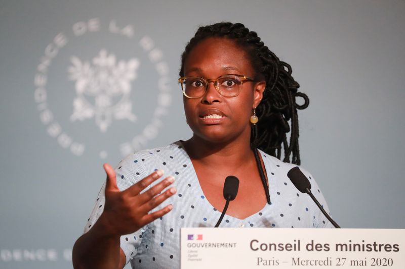 © Reuters. FILE PHOTO: News briefing at the Elysee Presidential Palace after a weekly cabinet meeting, in Paris