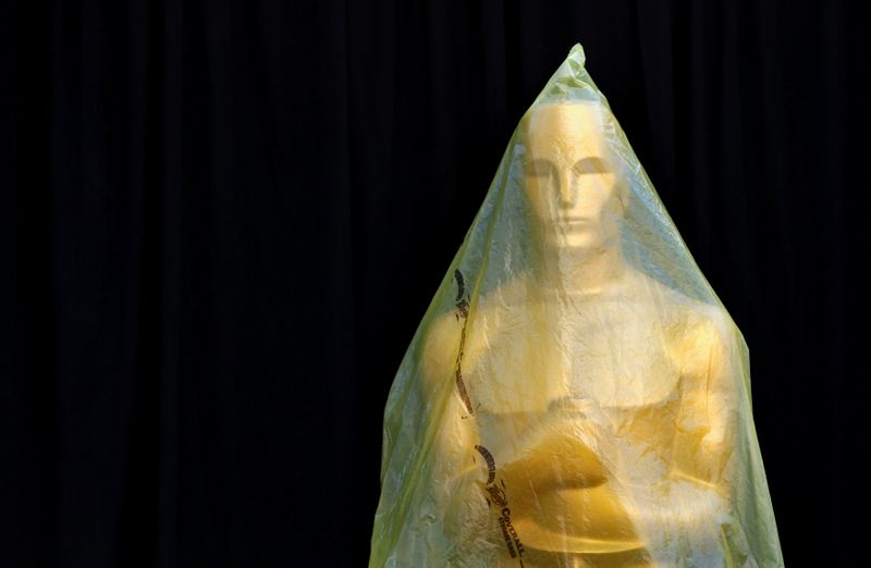 &copy; Reuters. Estátua do Oscar coberta de plástico durante preparativos para cerimônia em Los Angeles