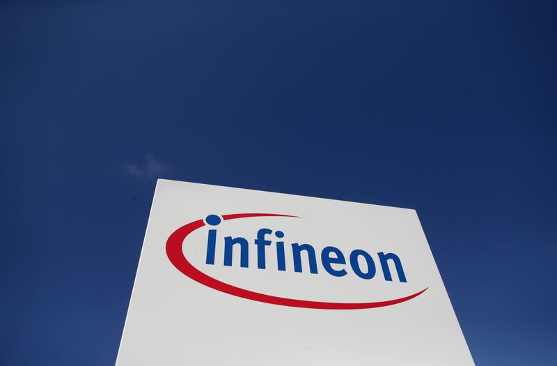 © Reuters. FILE PHOTO:The logo of semiconductor manufacturer Infineon is seen at its Austrian headquarters in Villach
