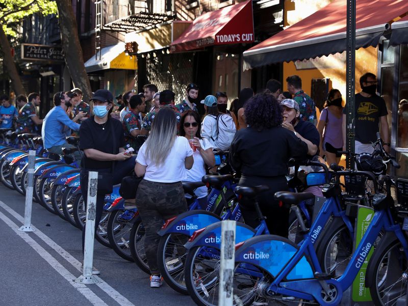 &copy; Reuters. Pessoas do lado de fora de bar em Nova York