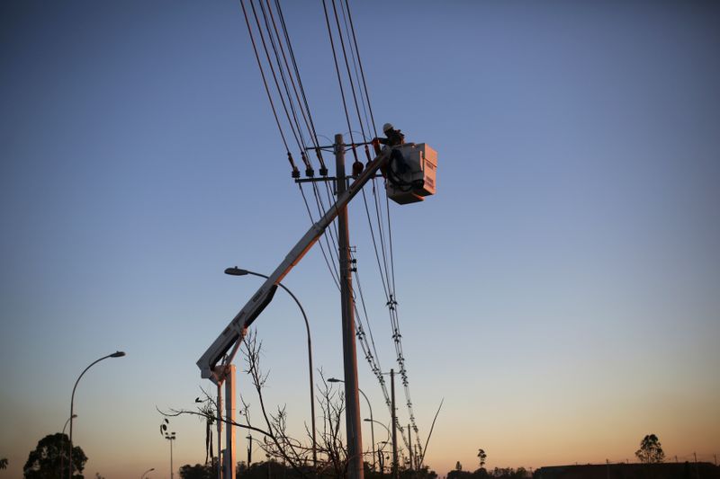 © Reuters. Técnicos trabalham em linha de distribuição de energia em Itu (SP)