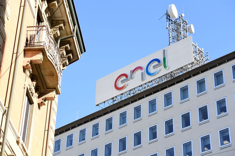 &copy; Reuters. Il logo Enel presso la sede centrale dell&apos;azienda a Milano