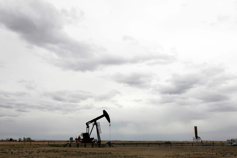 Цены на нефть стабильны на фоне опасений о спросе, надежд на дальнейшее сокращение добычи