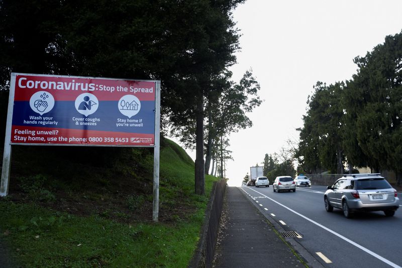 &copy; Reuters. FOTO DE ARCHIVO: Una señal de advertencia en el primer día que se levantan todas las restricciones por la enfermedad del coronavirus (COVID-19) en Nelson, Nueva Zelanda, el 9 de junio de 2020