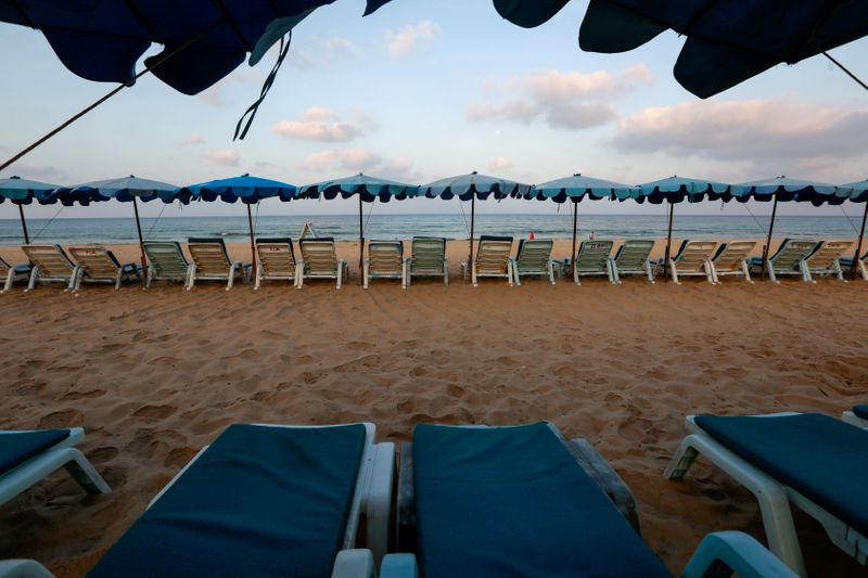 &copy; Reuters. FILE PHOTO: Empty chairs are seen on a beach which is usually full of tourists, amid fear of coronavirus in Phuket