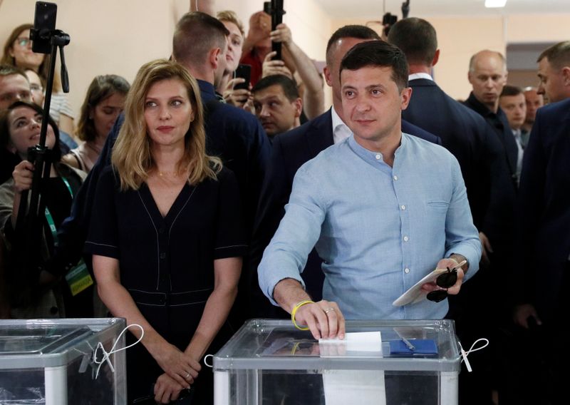 &copy; Reuters. Президент Украины Владимир Зеленский и его супруга Елена на избирательном участке во время парламентских выборов