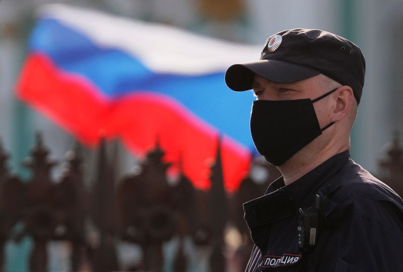 &copy; Reuters. Полицейский в защитной маске в Санкт-Петербурге
