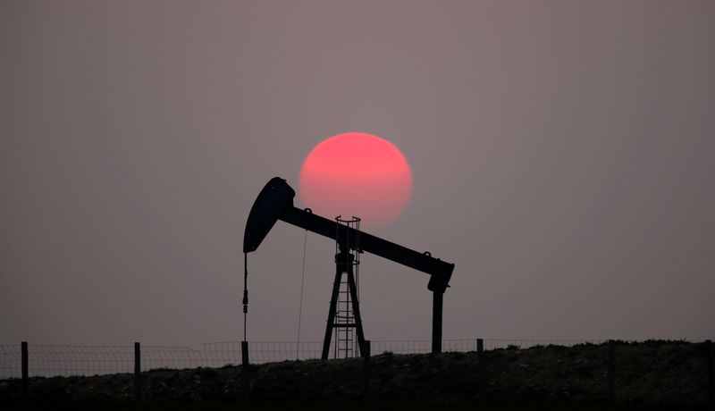 &copy; Reuters. FILE PHOTO: The sun sets behind a pump-jack outside Saint-Fiacre