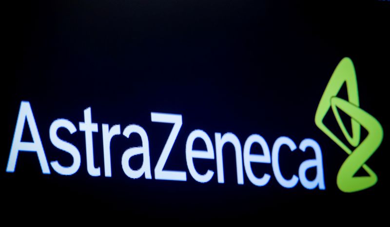 &copy; Reuters. FOTO DE ARCHIVO: El logo de la compañía farmacéutica AstraZeneca en una pantalla de la Bolsa de Valores de Nueva York (NYSE) en Nueva York, EEUU