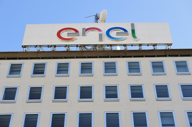 &copy; Reuters. Il logo del greuppo Enel presso il quartier generale a Milano, 5 febbraio 2020