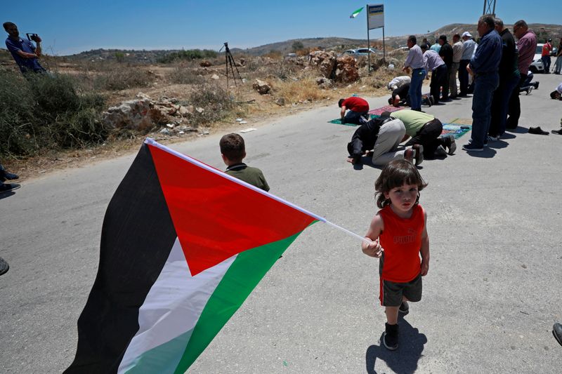 © Reuters. Palestinians protest against Israel's plan to annex parts of the occupied West Bank