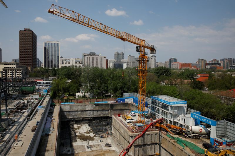 &copy; Reuters. A crane is seen at a construction site in Beijing