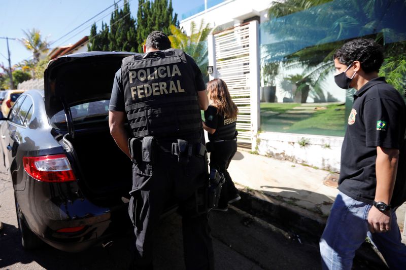 &copy; Reuters. Agentes da Polícia Federal durante operação em Brasília