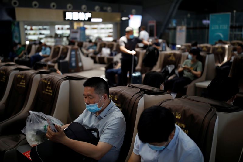 &copy; Reuters. Passageiros aguardam voos no aeroporto Xichang Qingshan