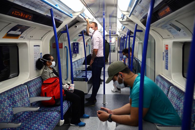 &copy; Reuters. Passageiros com máscaras de proteção no metrô de Londres