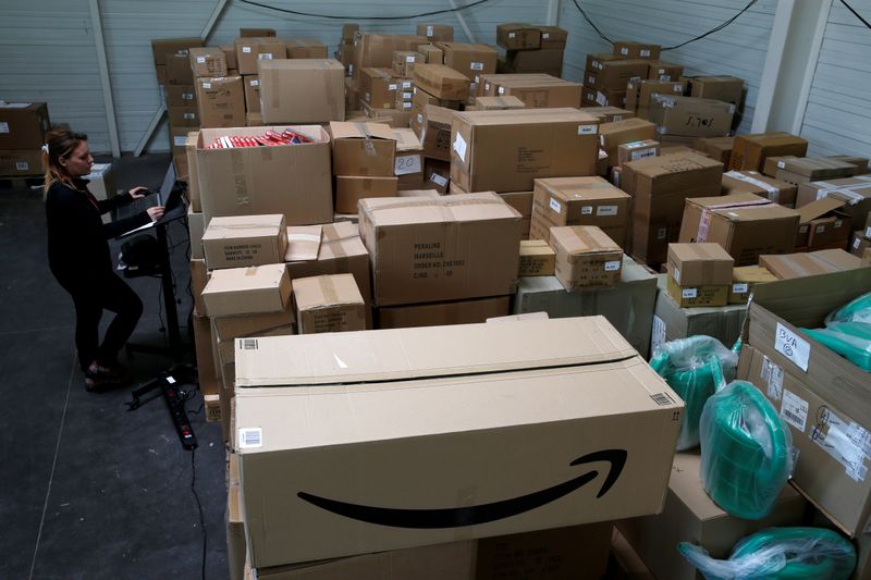 &copy; Reuters. アマゾン、倉庫にＡＩシステム導入　従業員の社会的距離管理へ