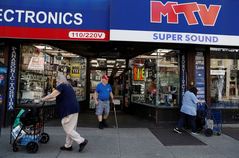 &copy; Reuters. Imagen de archivo de clientes afuera de una tienda minorista durante la fase uno de la reapertura de la ciudad de Nueva York en medio de la pandemia de COVID-19