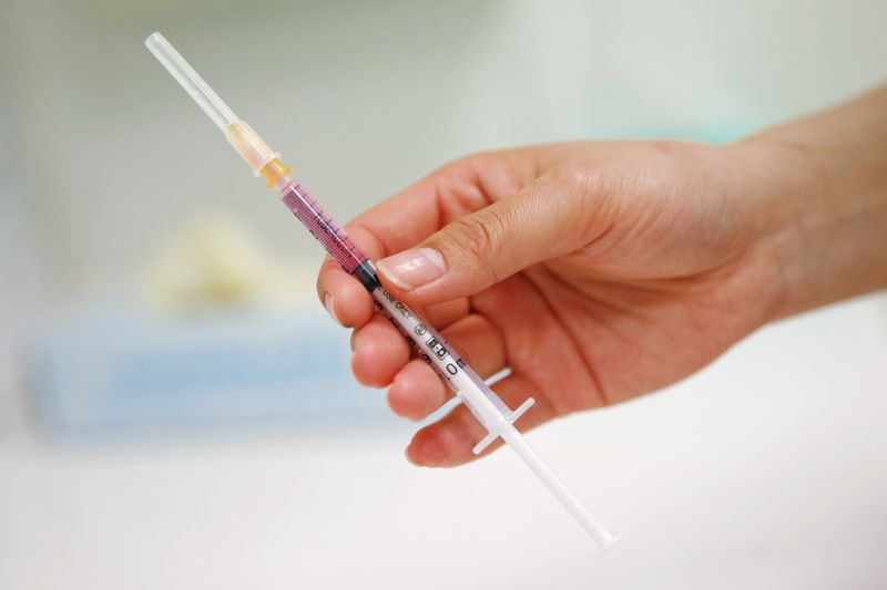 &copy; Reuters. Enfermeira prepara vacina para aplicar em pessoa em hospital de Pequim